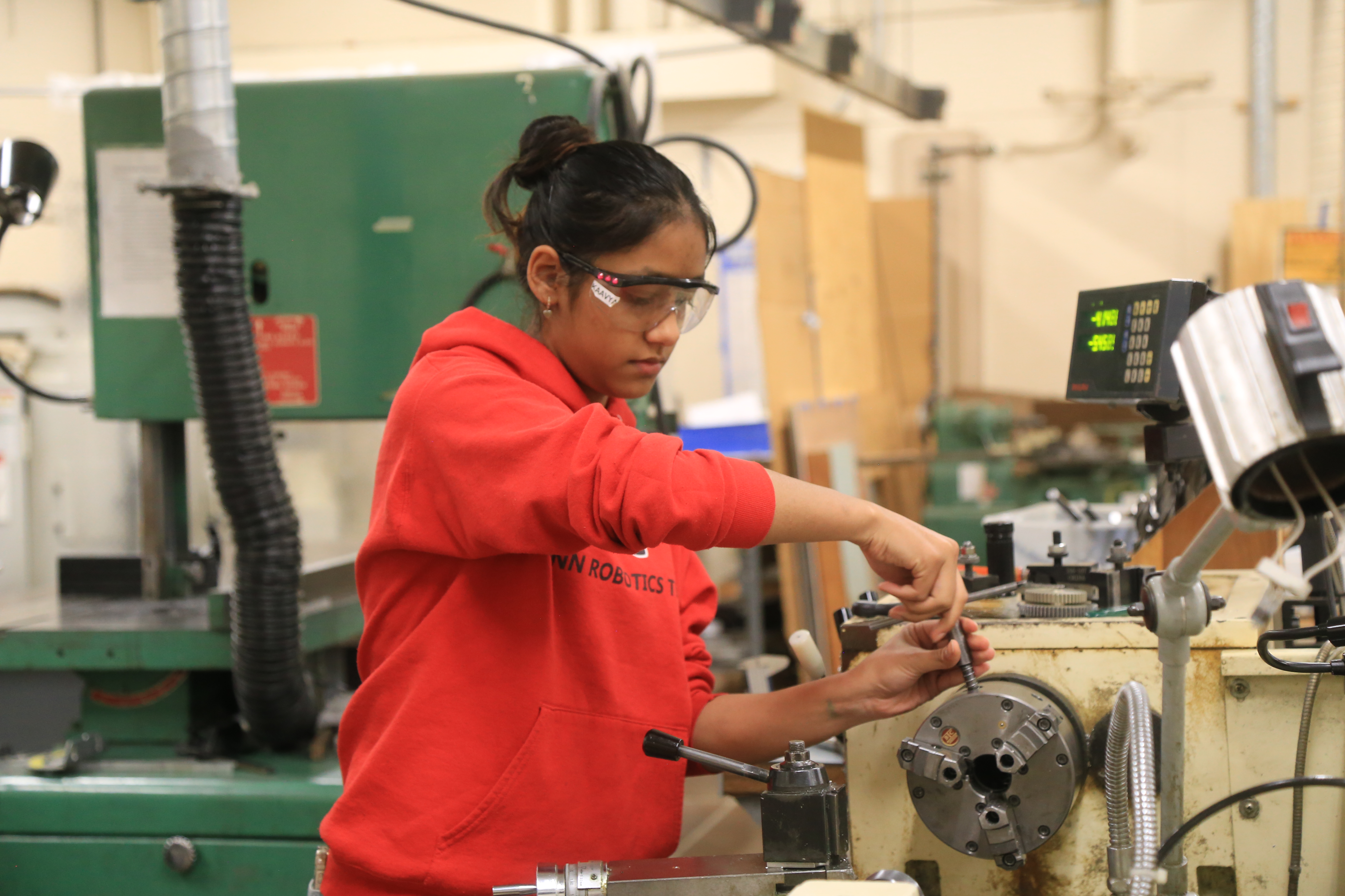 Operating lathe for precision machining